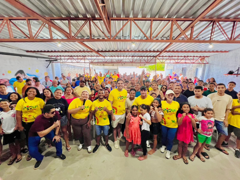 Popó, tetracampeão mundial, inspira jovens durante visita a instituto social