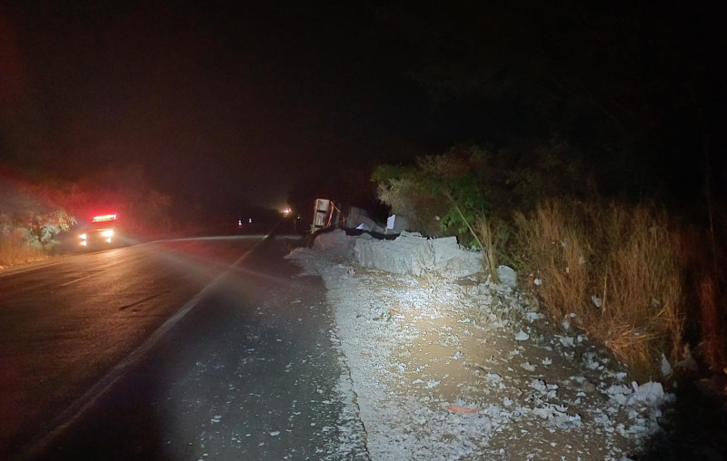 Caminhão tomba e motorista fica ferido em Valença - (Divulgação/PRF)