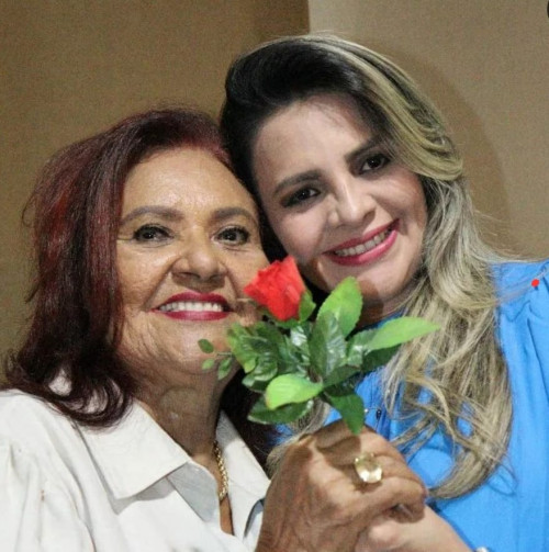 #Aniversário - Parabéns para a aniversariante Mirtes Raquel (12/7)!!! Na foto com a sogra a advogada Conceição Carcará. Chics!!! - (Arquivo Pessoal)