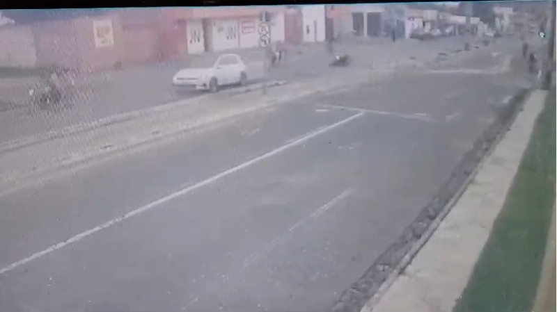 Vídeo: Enfermeira é atropelada por carro em alta velocidade e motorista foge sem prestar socorro