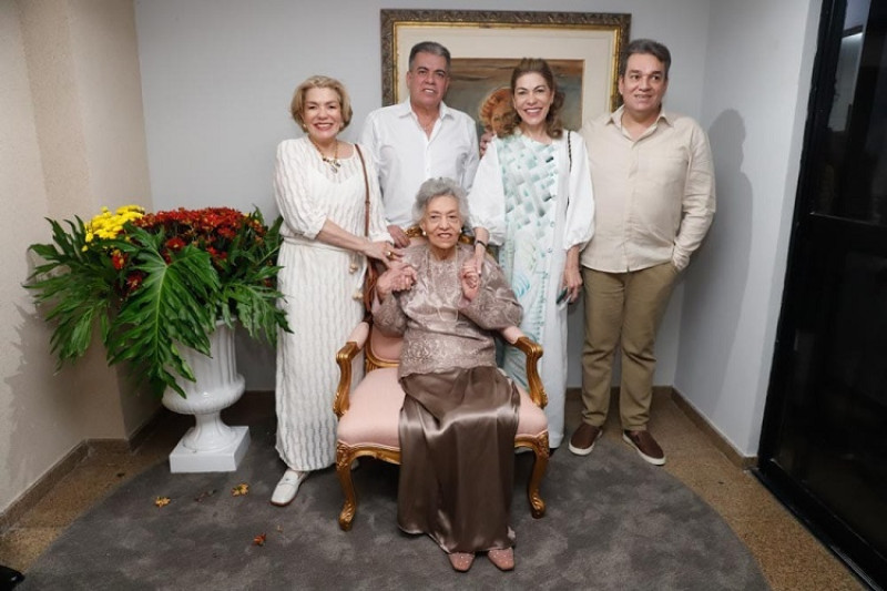 A procuradora aposentada Ada Dias de Castro Ribeiro completou 90 anos e comemorou com os filhos Indiara * Waldir * Isa Moema e Irapuã