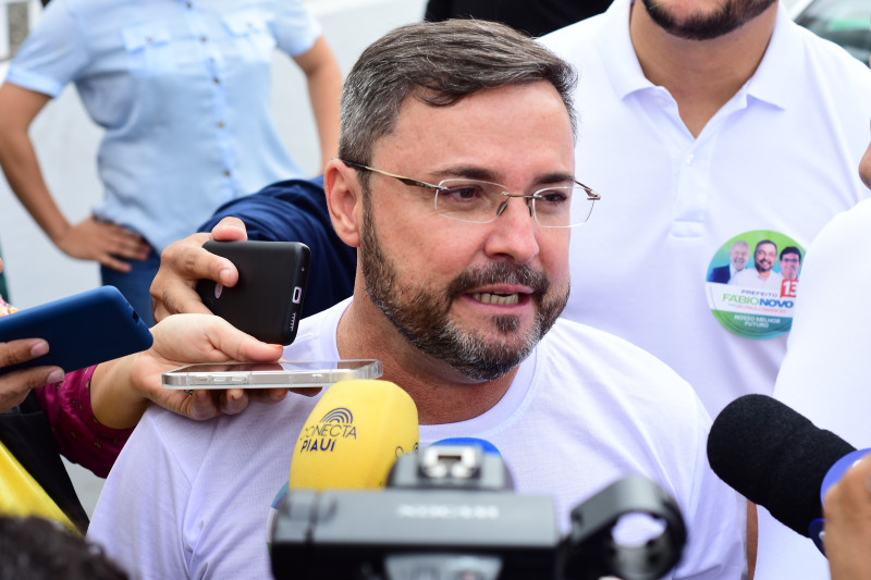 Fábio Novo vota acompanhado do Governador, Secretário de Educação e o candidato a vice, Paulo Márcio - (Jailson Soares/ODIA)