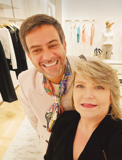 Um click do colunista Bruno Astuto e a professora e advogada Liana Portela no Shopping Jardins em Sampa