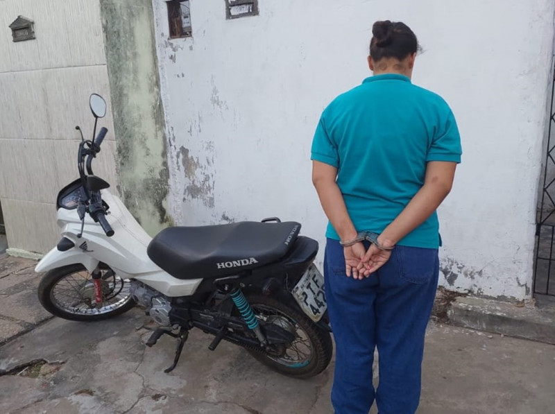 Mulher é presa após não saber dizer como moto roubada vai parar dentro de casa em Teresina - (Divulgação/Polícia Militar)