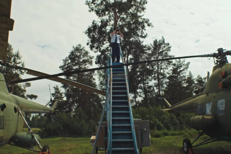 Após o acidente, fãs passaram a revisitar o videoclipe de 'Flowers', onde Oliver Tree aparece no topo de uma escada, entre dois helicópteros - (Reprodução)