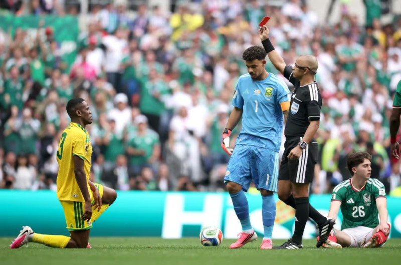 Árbitro brasileiro expulsa três na abertura da Copa; México vence a África do Sul