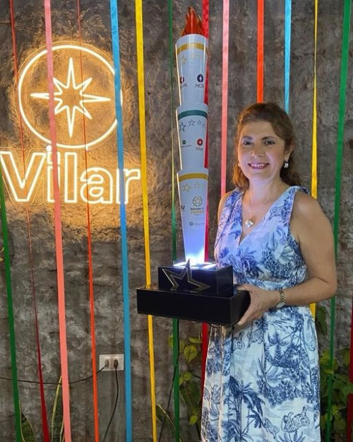 #Projeto - Um click da querida Raquel Vilar, sendo agraciada com a Tocha Olímpica do Projeto Vision One Estrelas do Projeto Cuidar. Chics!!! - (Divulgação)