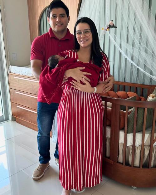 #Family - Um click dos queridos Helton Brito & Roberta Albino curtindo o filho Joaquim. Chics!!! - (Divulgação)