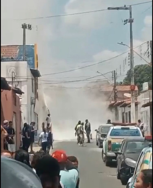 VÍDEO: Princípio de incêndio atinge colégio no bairro Promorar e alunos são retirados às pressas