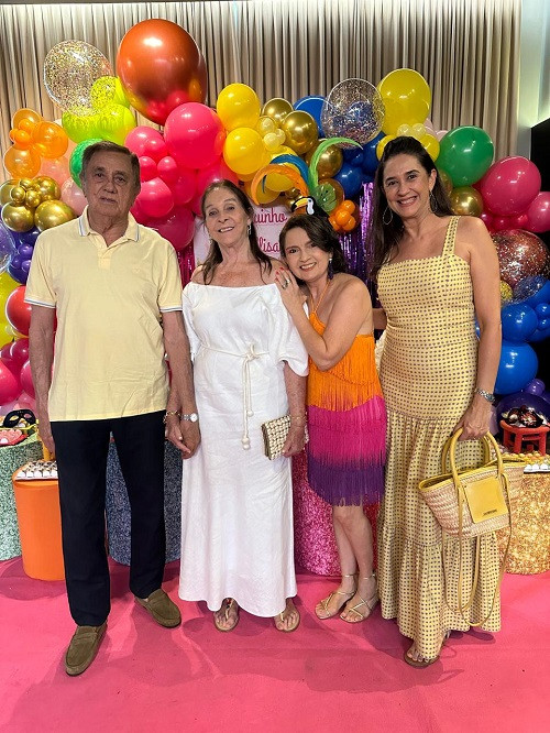 #Aniversário - Parabéns para Elisa Ferraz (2/3)!!! Que comemorou com os amigos e familiares com o "Bloquinho da Elisa". Um click da aniversariante com os queridos o médico Geraldo Lages, Lina Josefina Lages e Maria Cristina Castelo Branco. Chics!!! - (Arquivo Pessoal)