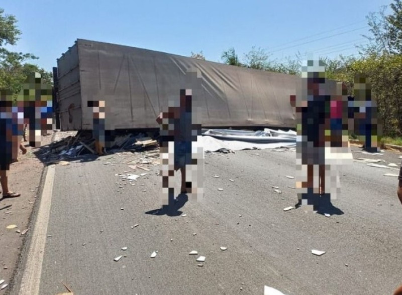 Acidente com caminhão causa interdição parcial na BR-343 em Cocal de Telha - (Foto: Reprodução)