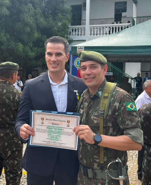 #Medalha - Um click do delegado Matheus Zanatta recebeu a Medalha Alferes Leonardo, concedida pelo 25° Batalhão de Caçadores. Chics!!! - (Arquivo Pessoal)