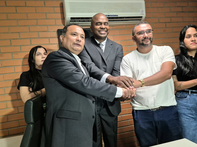 Presidente do Solidariedade ao lado dos novos filiados - (Tarcio Cruz/ O DIA)