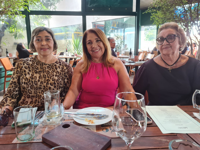 #Amigas - Um click das queridas Josélia Marques, Regina Marques e Francisca Nery em almoço badalado. Chics!!! - (Tibério Hélio)