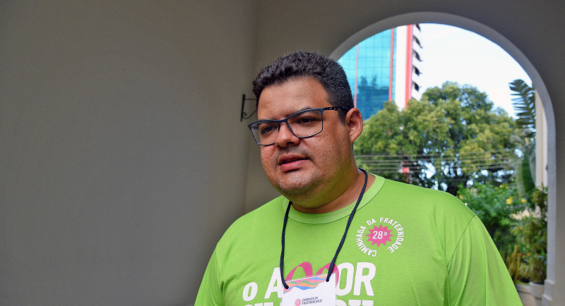 Padre Isaías Pereira, coordenador da Caminhada da Fraternidade, explica que o evento foi feito para abraçar os mais necessitados - (Assis Fernandes/O Dia)