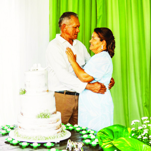 Zequinha Belo e Elizete Cardoso, no sábado festejaram 37 anos de casados (Bodas de Aventurina)com missa, almoço e música ao vivo ao lado de amigos e familiares. - (Arquivo Pessoal)