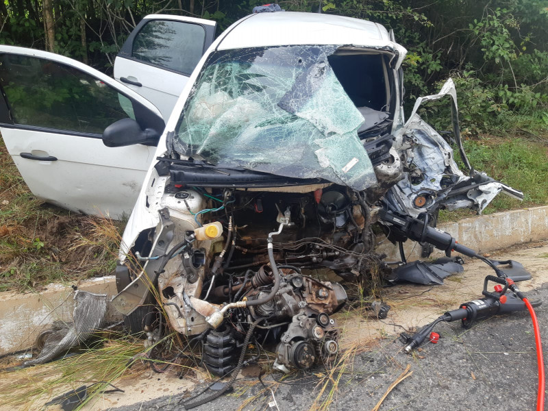 Motorista morre após bater carro de frente com carreta na BR-343