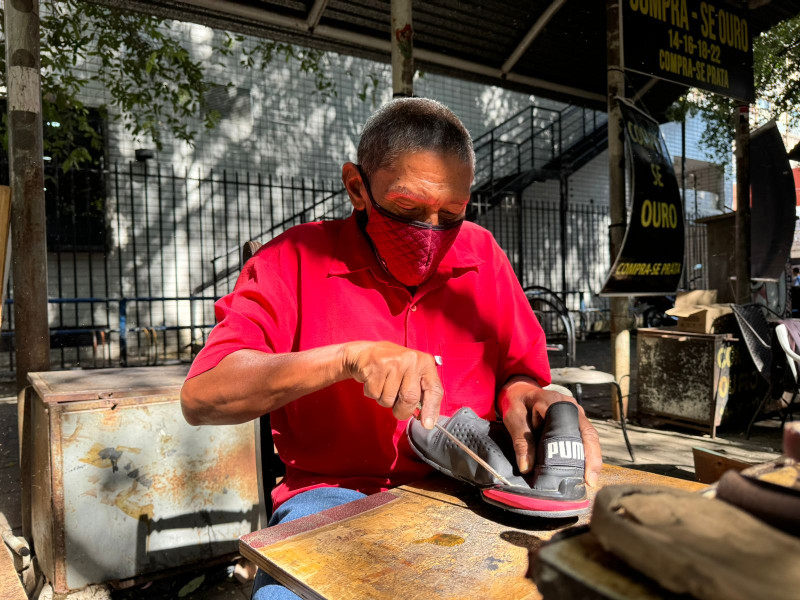 Sapateiro, profissão milenar que ultrapassa gerações - (Foto: Jorge Machado)