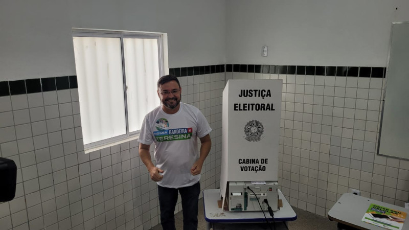 Fábio Novo vota em escola na zona Leste de Teresina - (Divulgação)