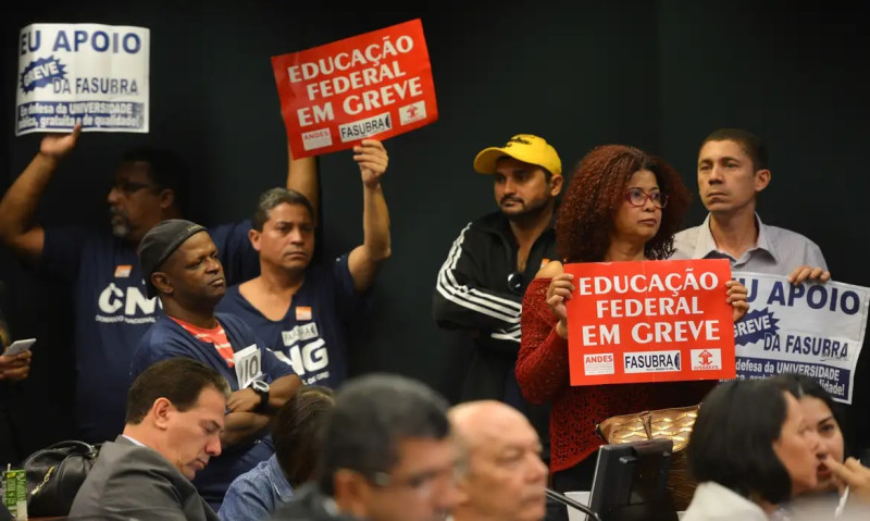 Servidores federais da educação durante paralisação pelo reajuste salarial - (José Cruz/ Agência Brasil)