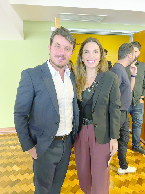 Aconteceu, em São Paulo, o lançamento do tema da Casacor 2025. A arquiteta Cristina Napoleão, uma das diretoras da CASACOR Piauí, marcou presença no evento e, na oportunidade, representou tanto o Piauí quanto o Ceará, estados vizinhos e. encantará a todos. No registro, Cristina ao lado de André Secchin, CEO da Casacor. - (Arquivo Pessoal)