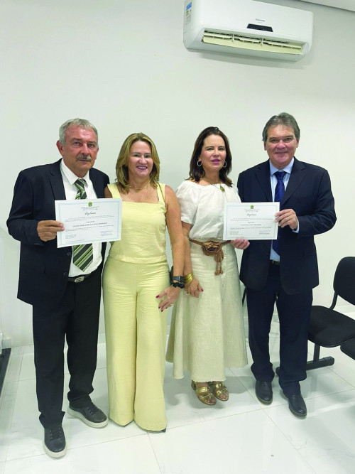 Vereador Gilson Medeiros (com diploma de vereador). Na foto a esposa Maria Cristina  , Dra. Maria Clara e Gustavo Medeiros (prefeito). - (Divulgação)