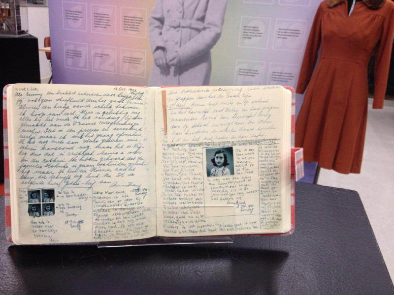 Réplica do diário de Anne Frank  - (Reprodução/PUC)