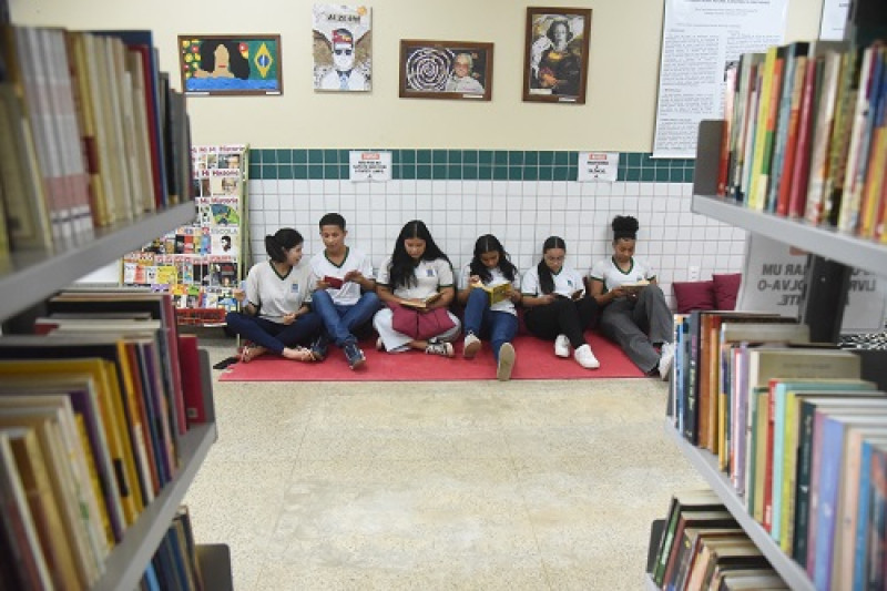 Alunos se mobilizam e criam a primeira sala de leitura em escola com 70 anos