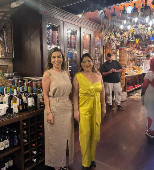 #Sampa - Um click das queridas Janaina Rodrigues e Katya Aguiar no Restaurante Famiglia Mancini curtindo São Paulo. Chics!!! - (Arquivo Pessoal)