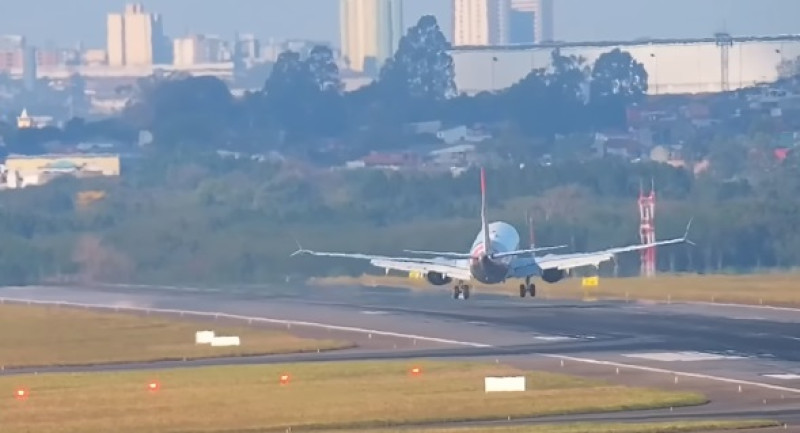 Vídeo: Voo da Gol faz arremetida no Aeroporto de Guarulhos - (Reprodução/SBGR LIVE)