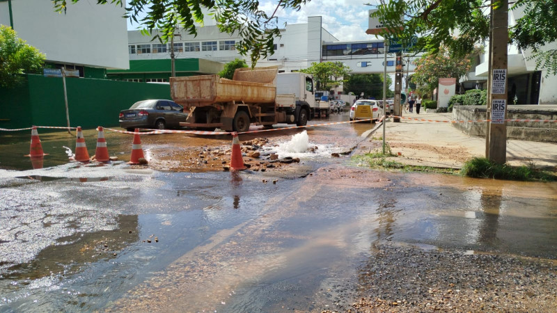 Vazamento em adutora alaga ruas e deixa região do Centro de Teresina sem água - (Chico Filho/O Dia)