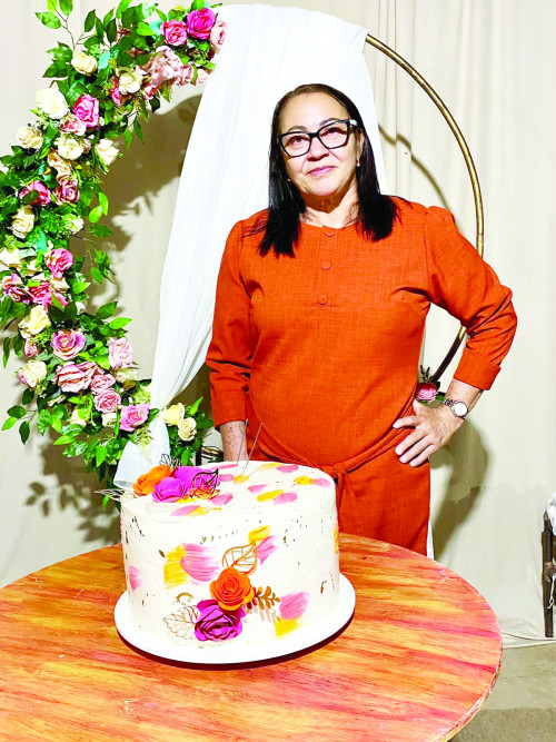 Francisca Miranda, ainda está em estado de pura alegria, pela bonita festa surpresa, que ganhou por conta de seu aniversário  no sábado passado (03)organizada pela sua família. Além de familiares alguns amigos participaram. Parabéns!! - (Arquivo Pessoal)