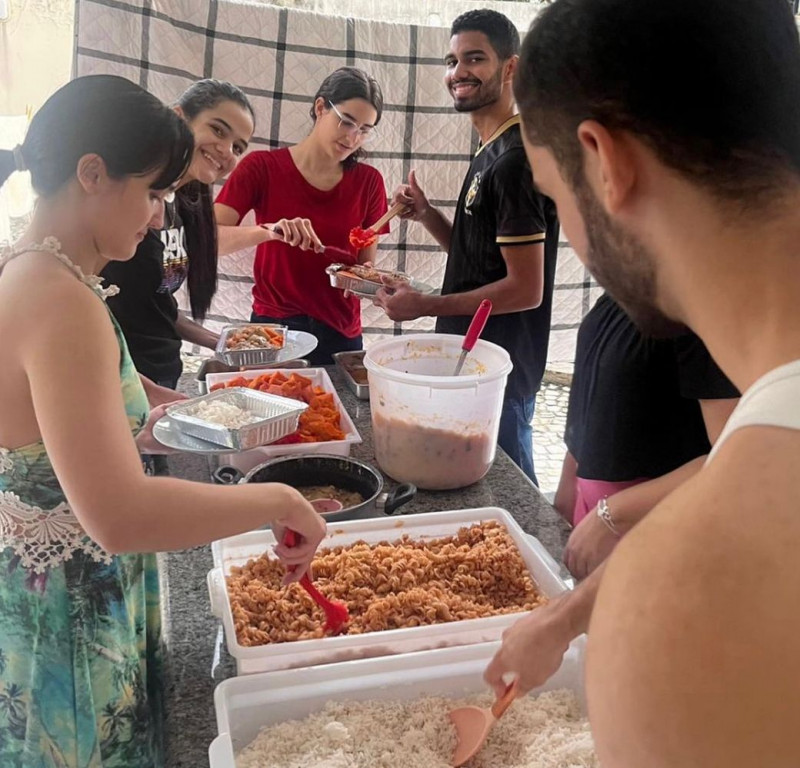  Estudante piauiense desenvolve projeto que leva marmitas para pessoas em situação de rua - ( Arquivo Pessoal / Isabela Moura)