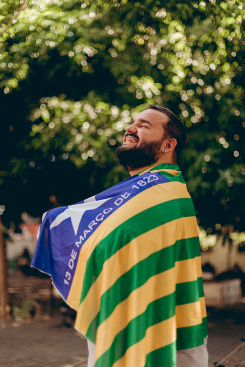 #OBoticário - Celebra o Dia do Nordestino com a Campanha "Um Xêro, só no Nordeste!" - O Boticário lança mais uma Campanha especial para celebrar o Dia do Nordestino, comemorado ehoje (8/10). Desde 2018, a marca celebra a data de um jeito especial e, este ano, com o tema “Um Xêro, só no Nordeste!”, apresenta uma homenagem, exaltando a maneira única como o povo nordestino se expressa. A Campanha, que terá uma presença forte nas Redes Sociais, dá voz a influenciadores representando os nove Estados Nordestinos, que irão compartilhar histórias de afeto, saudade e orgulho – tudo aquilo que faz do "um xêro" um gesto tão simbólico. Os depoimentos reforçam a riqueza cultural da região e mostram que, para o Boticário, o Nordeste representa um lar repleto de boas histórias a partir de essências especiais. Com foco nas fragrâncias de Celebre, que ganharam forma a partir de verdades contadas por pessoas nativas do Nordeste, na força e alegria de viver desse povo, o Boticário reforça sua conexão com a terra e a cultura nordestina. Além disso, o squad da Campanha foi convidado a contar qual “xêro” que faz lembrar de histórias, pessoas queridas e momentos especiais. Com isso, o Boticário pode identificar que cada fragrância escolhida tem uma conexão genuína, representando a pluralidade, força e beleza do Nordeste. O objetivo da ação é reforçar que, desde 2018, quando a marca começou a comemorar o Dia Nordestino, encontrou um jeito ainda mais especial demandar “um xêro” à população, um carinho e um abraço por meio de produtos. Para amplificar o amor da marca pelo Nordeste, neste ano, a influenciadora Laura Brito (@laurabrito), de PE, lidera a campanha, levando  "um xêro" do Boticário para todo o Brasil, e mostrando como a região é uma fonte inesgotável de amor, cultura e autenticidade. A campanha digital ainda é reforçada por um time de 9 criadores de conteúdo, um de cada estado da região, como o professor de história e influencer Claudean Araújo (@claudeanarauho) do Piauí, que têm a missão de traduzir o que é "um xêro" e compartilhar esse sentimento com seus seguidores, criando uma onda de amor que vai além das fronteiras regionais. Para além do Dia do Nordestino, a marca também investe em outros movimentos que reforçam a importância da região e dos consumidores que nela habitam, por exemplo, o São João, que, este ano, contou com Alceu Valença e Mari Fernandez protagonizando a campanha “a beleza se encontra do São João”, a qual celebrou a beleza dos encontros nesse período festivo. Além disso, é importante destacar a fábrica do Boticário em Camaçari, BA, que foi a primeira fábrica de cosméticos no Brasil a obter a certificação LEED (Leader ship in Energy and Environmental Design), reafirmando o compromisso da marca com o planeta. "Há mais de cinco anos, homenagear as belezas das terras e do povo nordestino é motivo de grande celebração para a nossa marca. Nossa conexão intensa com a cultura, economia e a expressão da beleza da região também materializam a nossa forma de falar de amor no Boticário. É por isso que trouxemos uma Campanha tão afetiva e autêntica para marcar o 8/10 ,falando de uma expressão tão linda e representativa para o Nordeste e, ao mesmo tempo, para nossa marca. 'Um Xêro, só no Nordeste!' é a nossa maneira de homenagear cada nordestino”, destaca Jacqueline Tobaru, diretora de marketing regional do Boticário. Para mais informações sobre as fragrâncias que fazem sucesso no Nordeste, acesse: O Boticário - Fragrâncias do Nordeste Sobre O Boticário. O Boticário é uma empresa brasileira de cosméticos e marca primogênita do Grupo Boticário. A marca de beleza mais amada e preferida dos brasileiros foi inaugurada em 1977, em Curitiba (Paraná),e tem a maior rede franqueada de Beleza e Bem-estar do Brasil, com pontos de venda em 1.650 cidades brasileiras e presença em 15 países. O Boticário conta com um amplo portfólio composto por itens de perfumaria, maquiagem e cuidados pessoais, e está presente nos canais de loja, venda direta e e-commerce. Comprometida com as pessoas e com o planeta, a marca possui o maior programa de logística reversa em pontos de coleta do Brasil, o Boti Recicla. Além de fazer parte do movimento Diversa Beleza – um compromisso com a beleza livre de estereótipos – o Boticário não realiza testes em animais. Chics!!! - (Arquivo Pessoal)