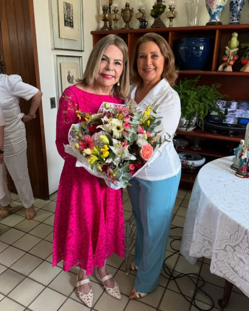 #Clube do Chá - Um click da ex-presidente Ana Maria Rios na posse da querida Rosa Linhares, que assume a presidência do Clube do Chá, e recebeu homenagens em clima de festa. Chics!!! - (Arquivo Pessoal)