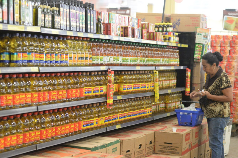 Consumidor em supermercado de Teresina  - (Assis Fernandes/ O DIA)