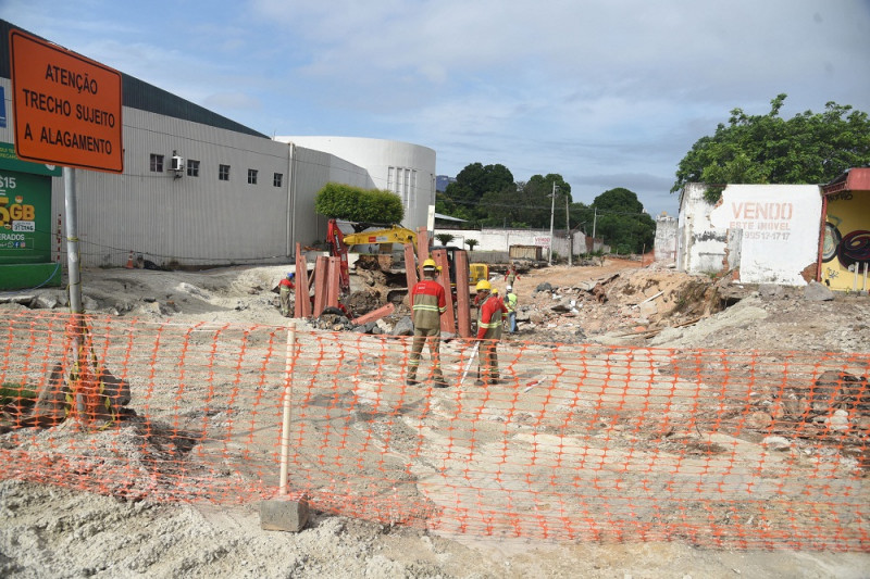 Obra da galeria da zona Leste de Teresina - (Assis Fernandes/O DIA)