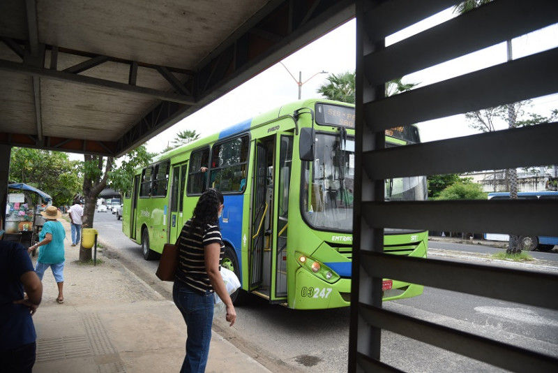Motoristas de ônibus em Teresina ameaçam paralisação e cobram pagamento do 13º