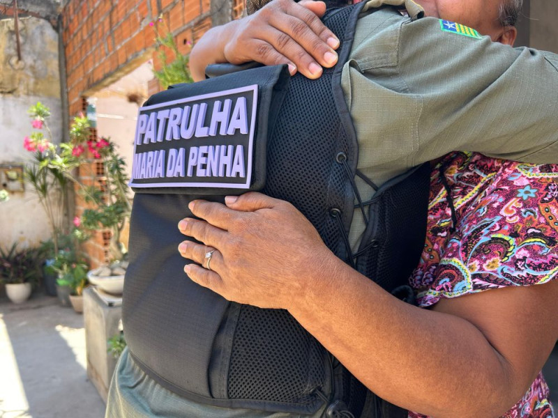 Policial da Patrulha Maria da Penha em atendimento a uma vitima  - (Divulgação CCOM)