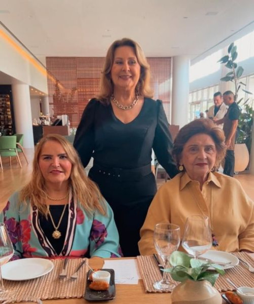 #ClubedoChá - Um click das queridas Ana Maria Rios, Fernanda Portela Carneiro e Teresa Maria Alencar Rebelo, em tarde animada em restaurante badalado. Chics!!! - (Arquivo Pessoal)