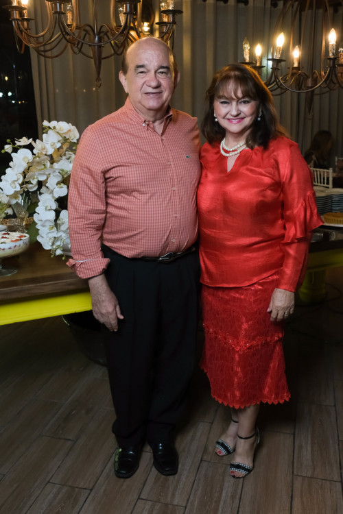 #Sábado - Parabéns para o querido Gilson Vasconcelos (7/10)!!! Na foto com a esposa Zuíta Vasconcelos em aniversário badalado. Chics!!! - (Tibério Hélio)
