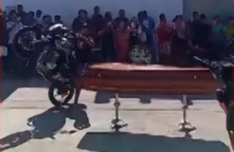 VÍDEO: Motociclistas fazem ‘grau’ em velório de jovem morto em acidente de moto