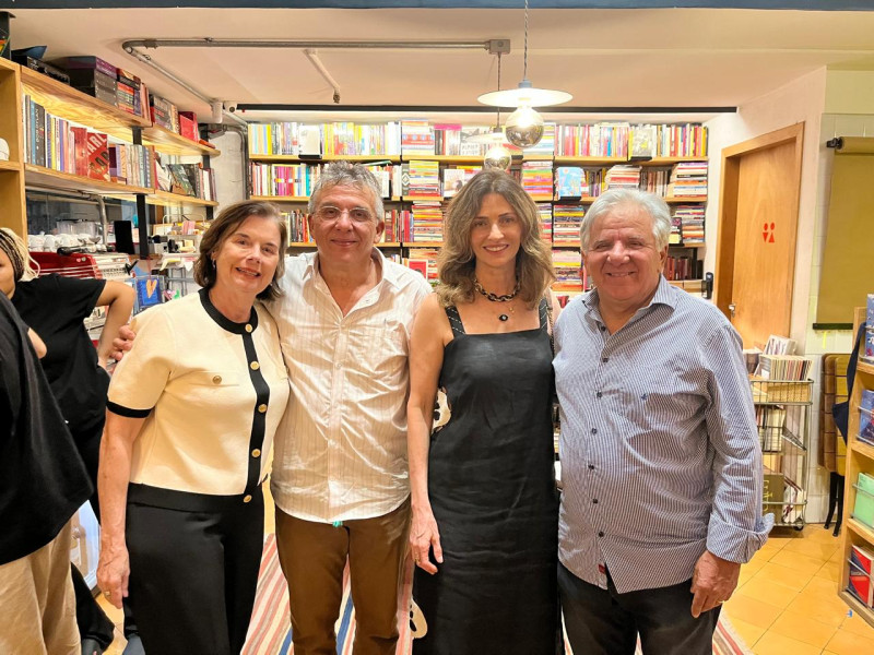 #Livro - Um click do advogado e escritor Nelson Nery Costa com Ana Elisa, Lavinia Brandão e o irmão do Nelson - Ezequias Filho. Nelson já fez o lançamento em Teresina, e no dia 9/1, lançou o seu livro 'A Serpente Emplumada em Sete Cidades', no Rio de Janeiro em espaço badalado. Grazie pelo Convite. Chics!!! - (Arquivo Pessoal)