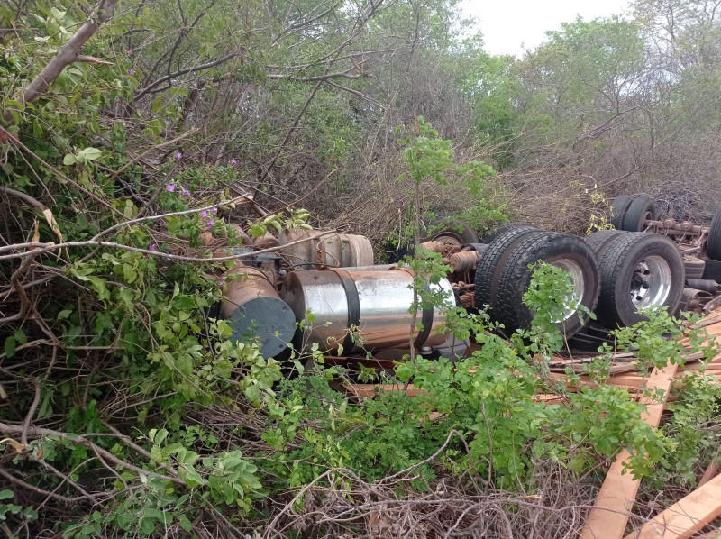 Carreta sai da pista e capota na BR-402 em Luís Correia