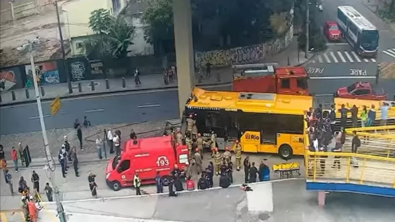 Colisão de BRT deixa mais de 60 feridos e motorista preso entre as ferragens; veja