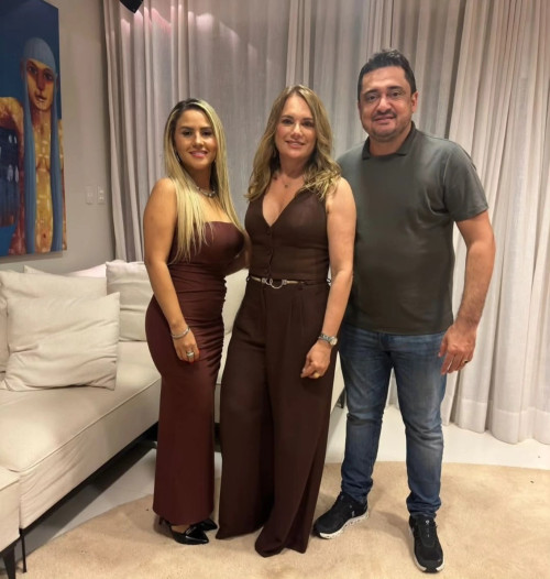 #Patrabéns - Um click dos queridos Luciano Fonseca & Ringlasia Lino com a aniversariante a deputada @anapaula, que comemorou a data com os familiares e amigos. Chics!!! - (Arquivo Pessoal)