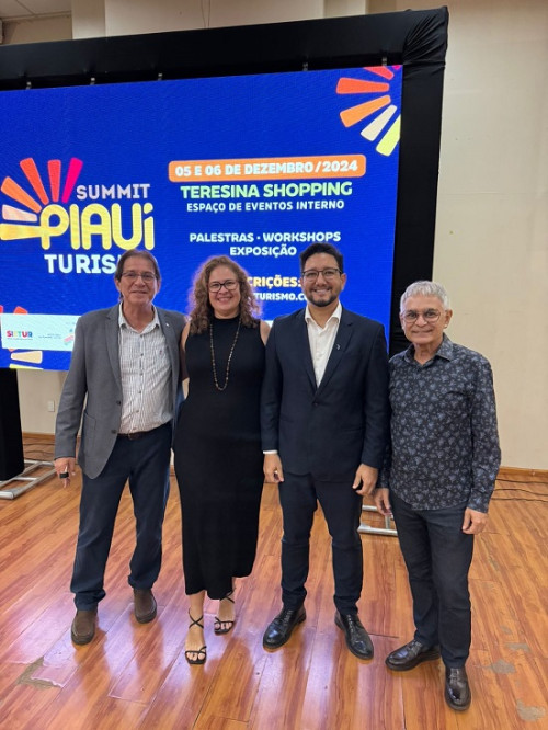 #SummitPiauíTurismo - Um click do Secretário de Turismo do Piauí José Neto Monteiro e o Presidente do Sistema Fecomércio, Sesc e Senac Dênis Cavalcante durante o lançamento do Summit Piauí Turismo, o maior evento de Turismo do Estado e que será realizado nos dias 5 e 6/12. O encontro é uma realização do Governo do Piauí, por meio da Secretaria de Estado do Turismo, e da Radical Produções. Um click dos queridos Erlich Cordão, Flávia Moreira, o Secretário de Turismo José Neto Monteiro e Jorginho Medeiros no lançamento do Summit Piauí Turismo. Chics!!! - (Arquivo Pessoal)