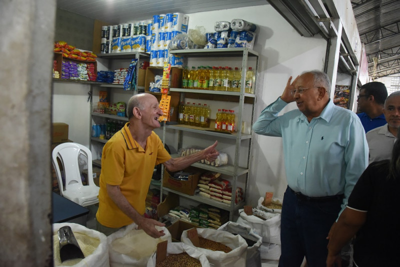 Prefeito de Teresina, Dr. Pessoa, durante visita ao mercado da vermelha na manhã desta quinta - (Assis Fernandes/ODIA)