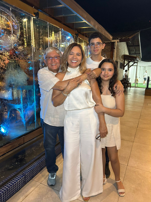 #Family - Um click do Padre Tony Batista com os sobrinhos Katia Cilene com os filhos Arthur e Yara em momento descontraído. Chics!!! - (Arquivo Pessoal)