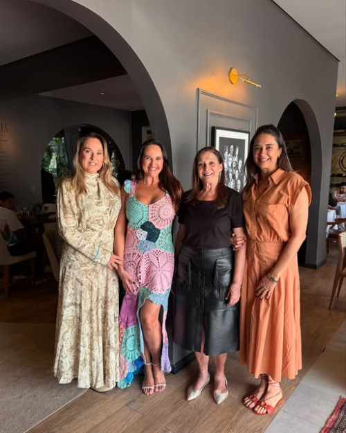 #Mãe & Filhas - Um click da odontóloga @linalages3444 a anfitriã da reunião do Clube do Chá, com as filhas @adrianalagescastro, @celinalages e @cristinacastelobranco. Chics!!! - (Arquivo Pessoal)